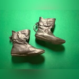 B1 / Sleek Black Ankle Boots